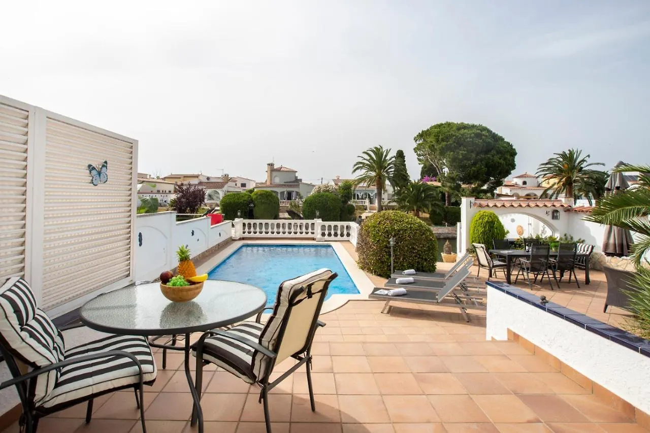 Villa 2011 Casa De Planta Baja Con Piscina Y Amarre By Homeselectspain Empuriabrava