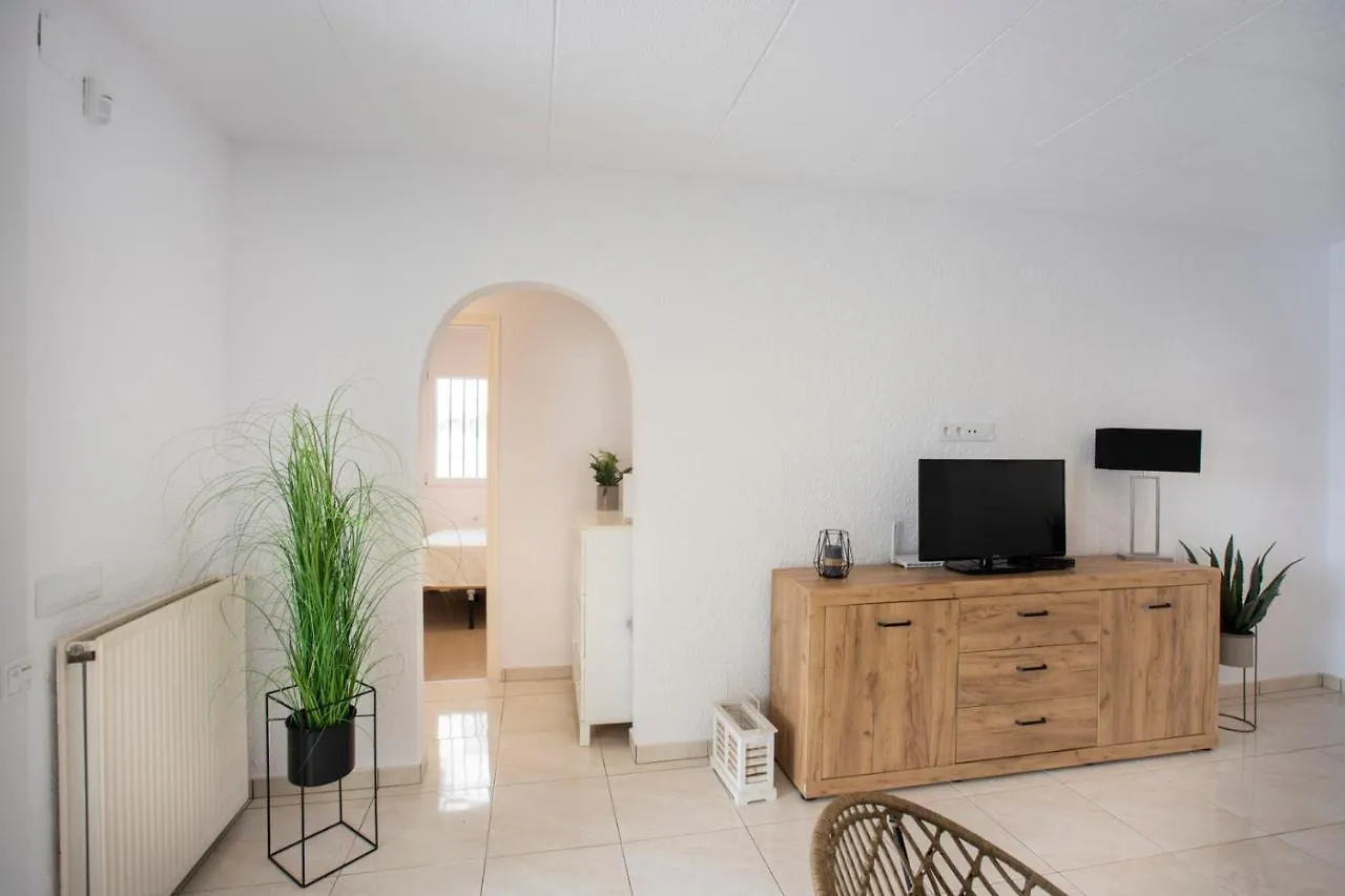 2011 Casa De Planta Baja Con Piscina Y Amarre By Homeselectspain Empuriabrava