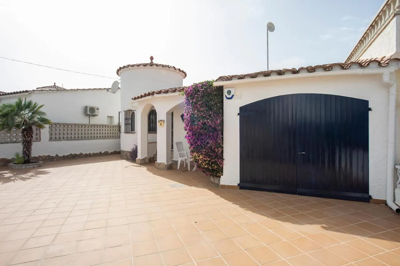 2011 Casa De Planta Baja Con Piscina Y Amarre By Homeselectspain Empuriabrava Spanje