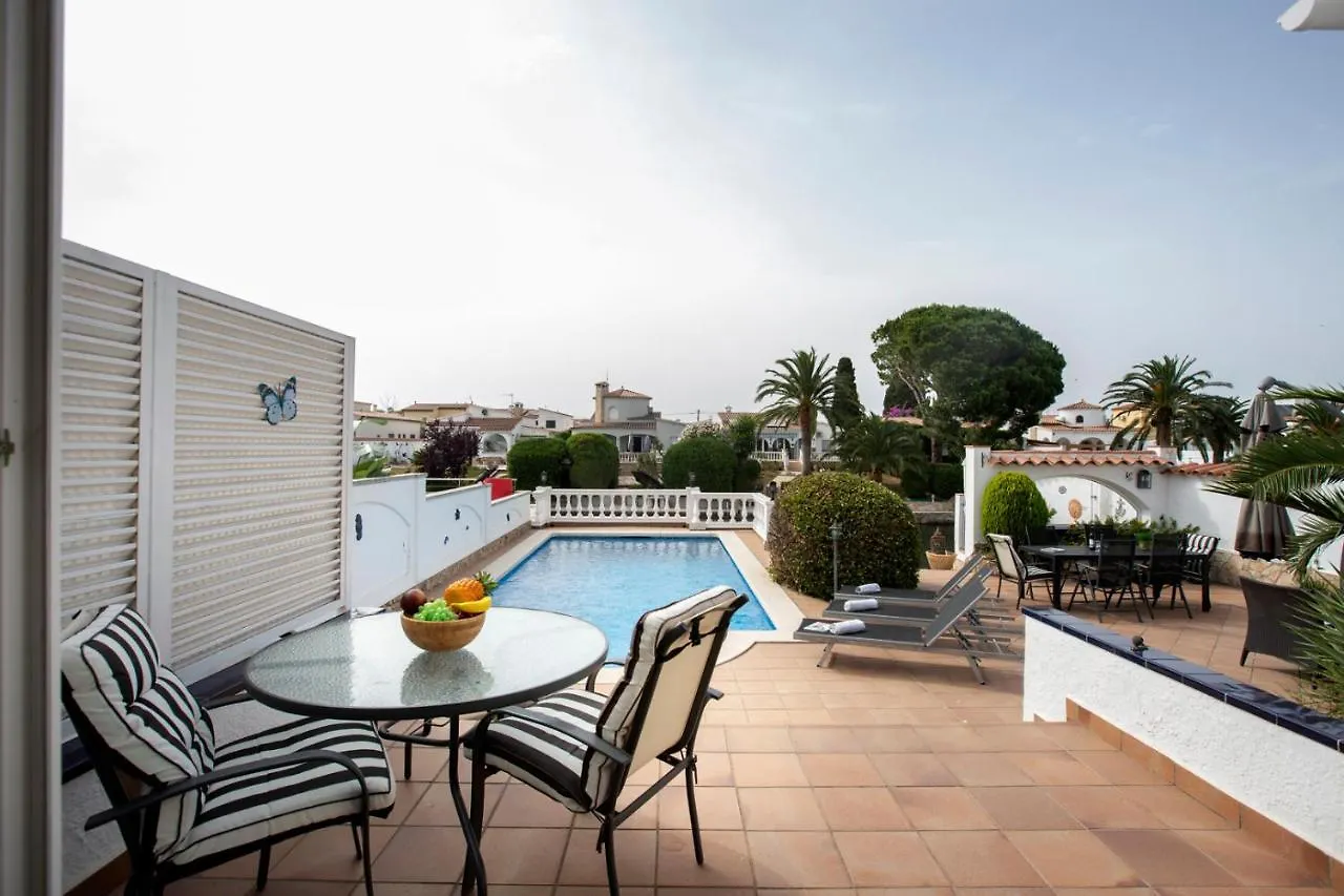 2011 Casa De Planta Baja Con Piscina Y Amarre By Homeselectspain Empuriabrava 0*,  Spanje