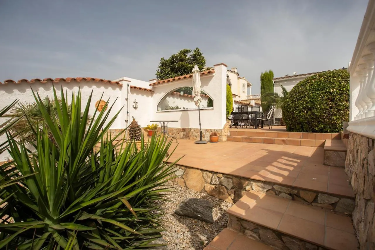 Villa 2011 Casa De Planta Baja Con Piscina Y Amarre By Homeselectspain Empuriabrava Spanje