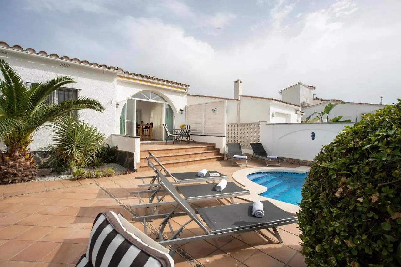 2011 Casa De Planta Baja Con Piscina Y Amarre By Homeselectspain Empuriabrava 0*,