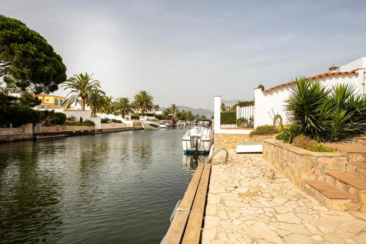 2011 Casa De Planta Baja Con Piscina Y Amarre By Homeselectspain Empuriabrava