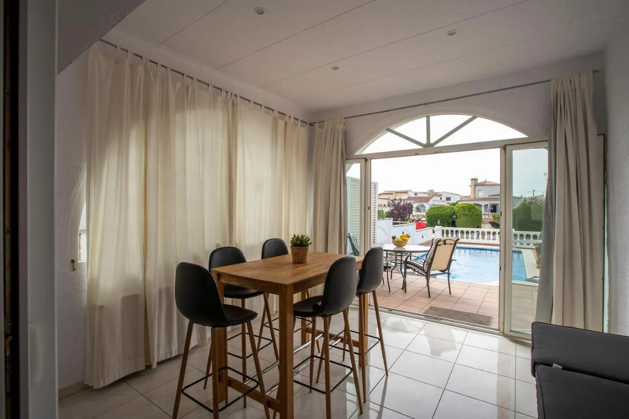 2011 Casa De Planta Baja Con Piscina Y Amarre By Homeselectspain Empuriabrava Villa