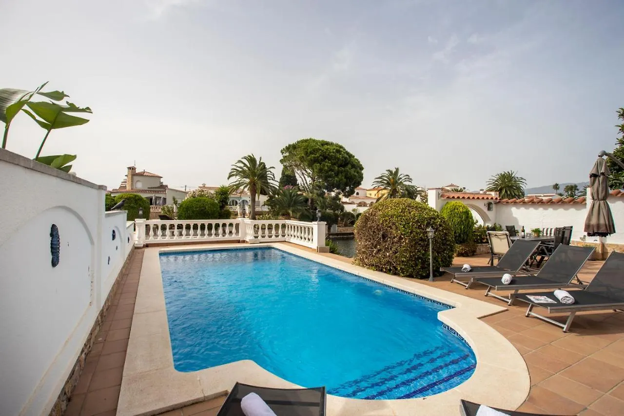 Villa 2011 Casa De Planta Baja Con Piscina Y Amarre By Homeselectspain Empuriabrava Spanje