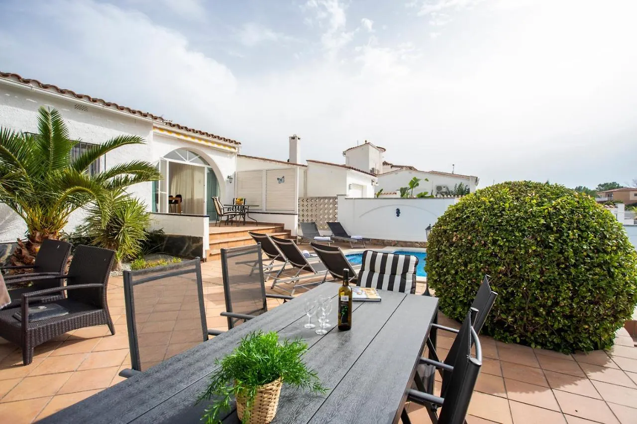 2011 Casa De Planta Baja Con Piscina Y Amarre By Homeselectspain Empuriabrava 0*,