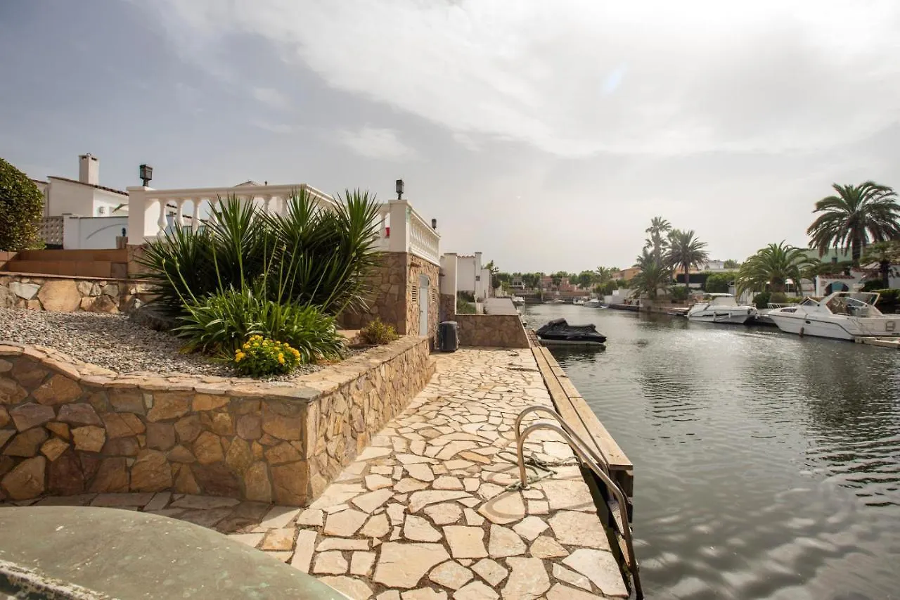 2011 Casa De Planta Baja Con Piscina Y Amarre By Homeselectspain Empuriabrava Villa