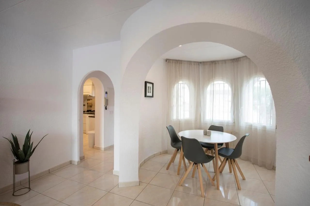 2011 Casa De Planta Baja Con Piscina Y Amarre By Homeselectspain Empuriabrava İspanya