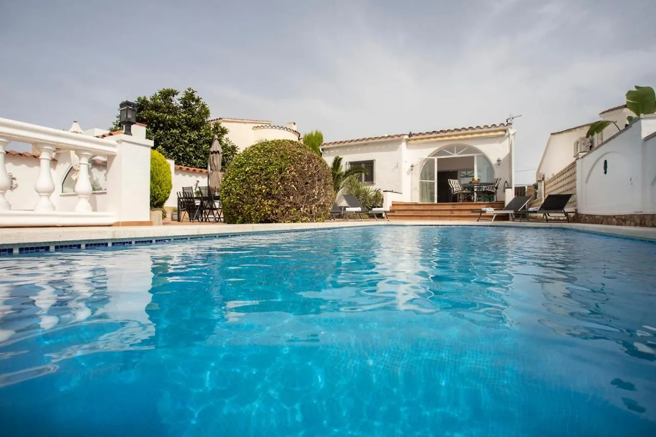 Villa 2011 Casa De Planta Baja Con Piscina Y Amarre By Homeselectspain Empuriabrava