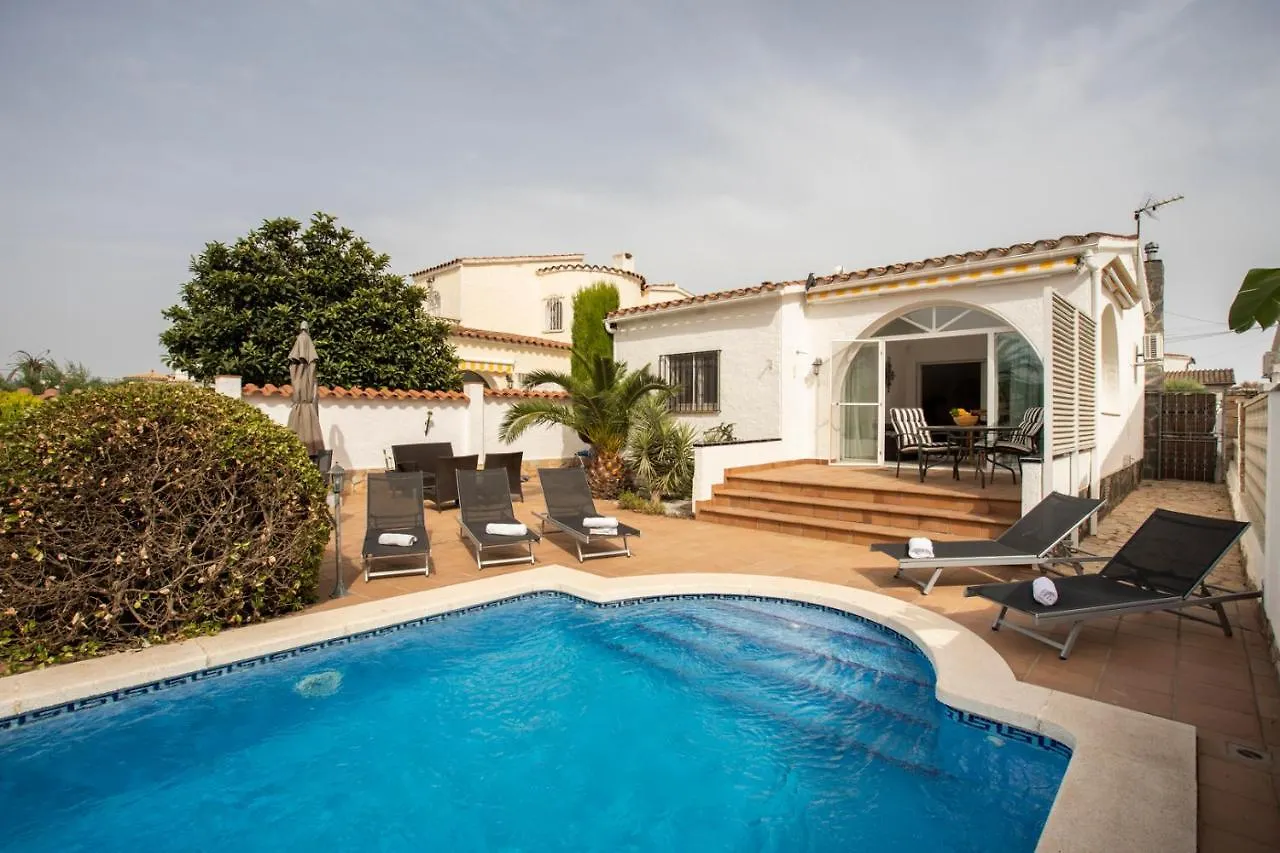 Villa 2011 Casa De Planta Baja Con Piscina Y Amarre By Homeselectspain Empuriabrava